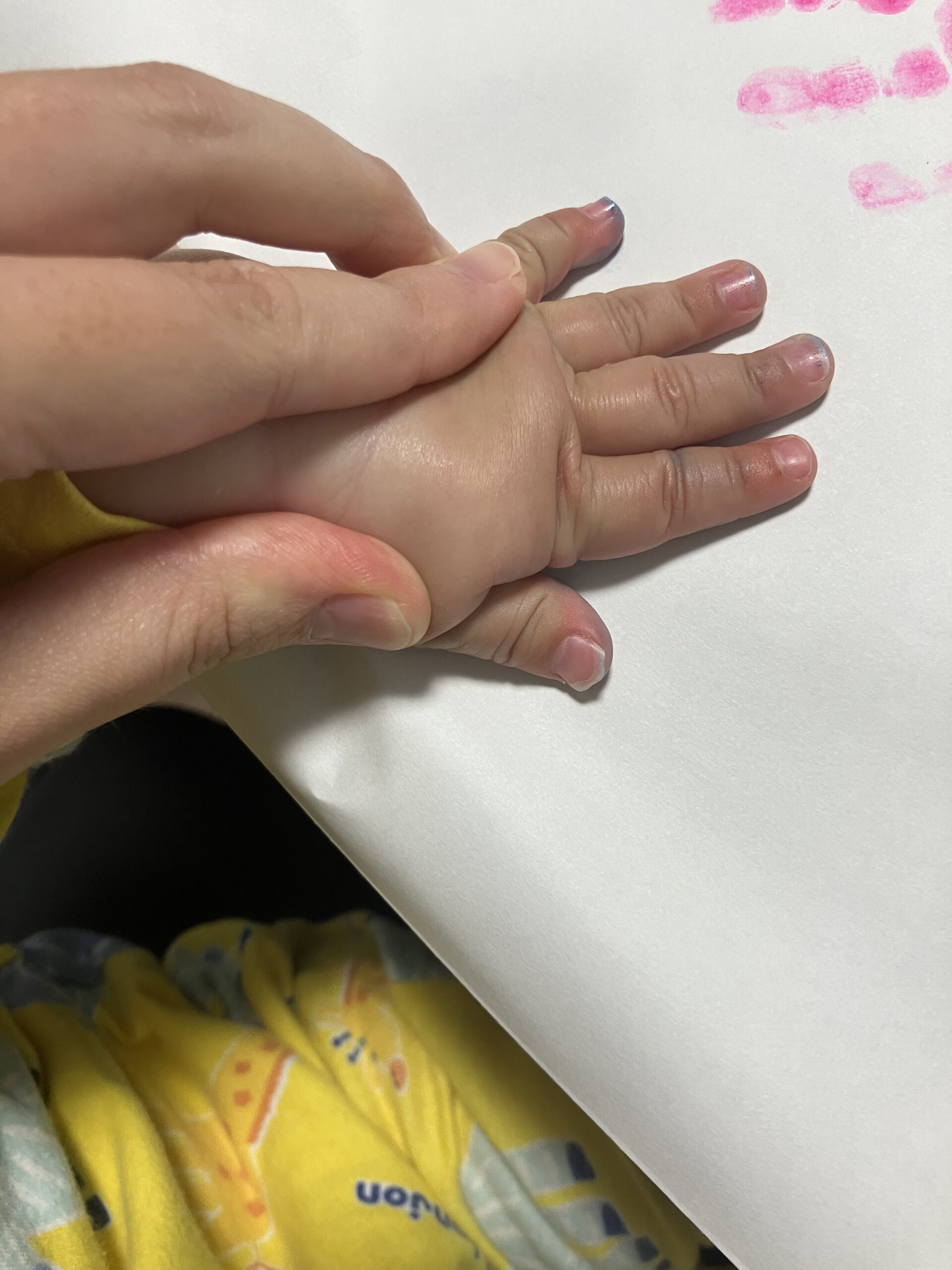 白い紙に手形を押している様子