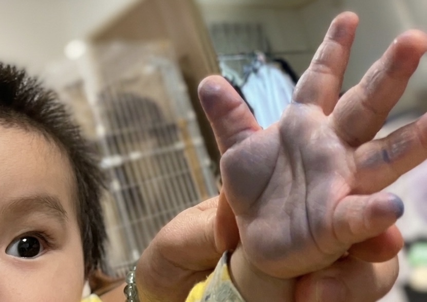 インクがついたおてて 手形足形アート